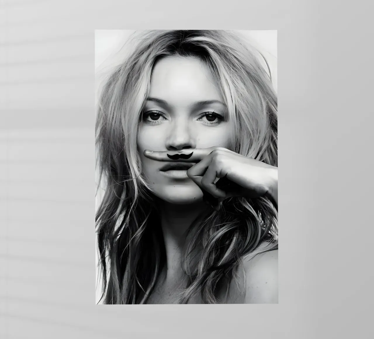 Kate Moss con i baffi pellicola backlit da vintage