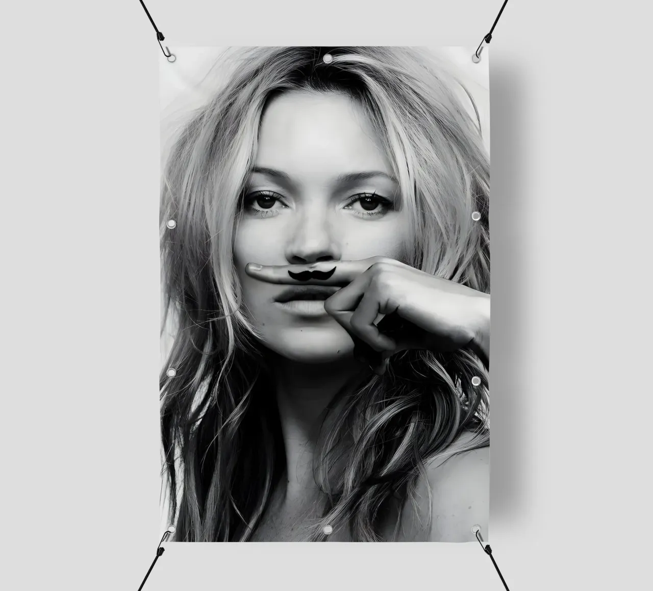 Kate Moss con i baffi telo in pvc da vintage