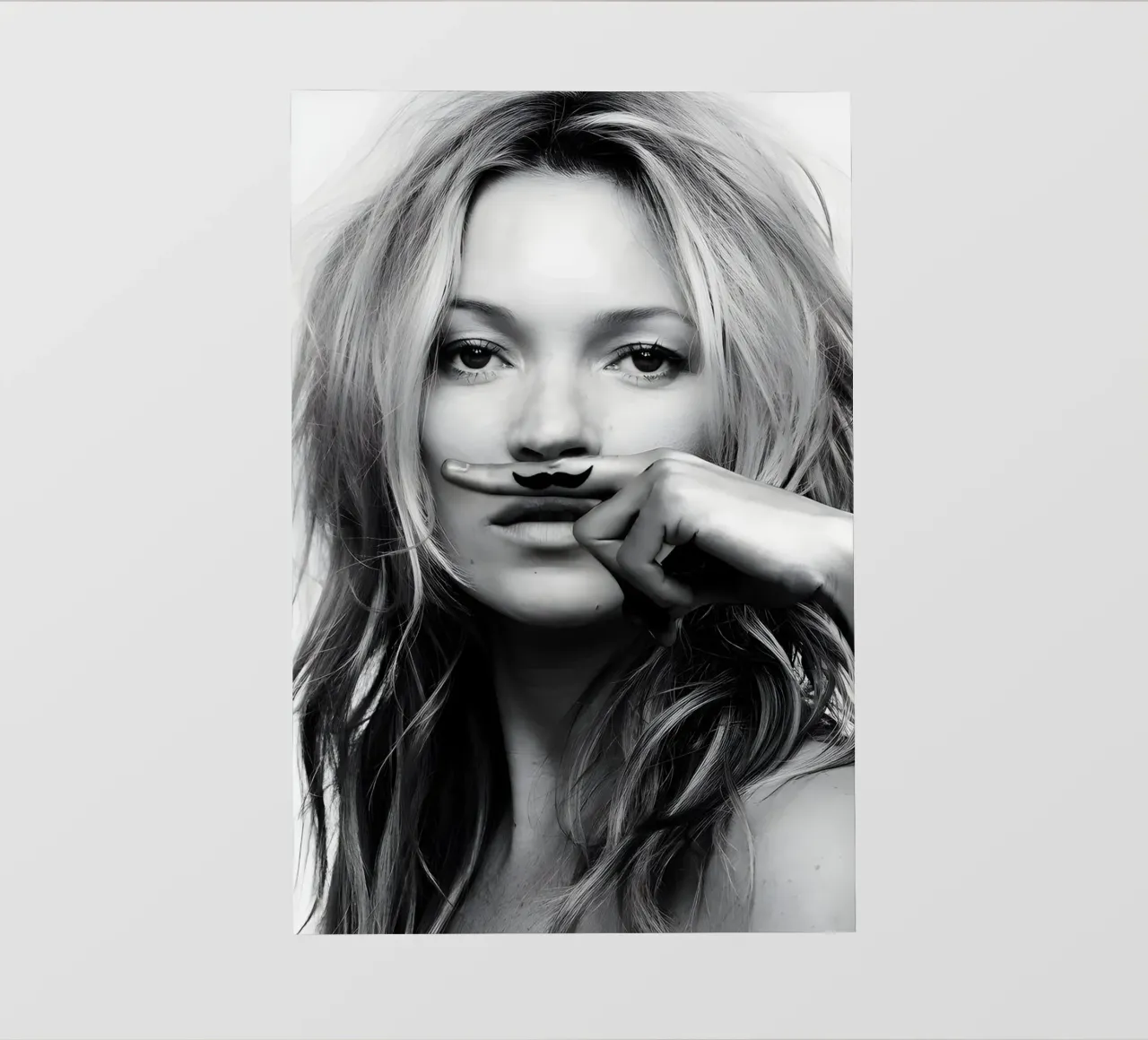 Kate Moss con i baffi telo in pvc da vintage