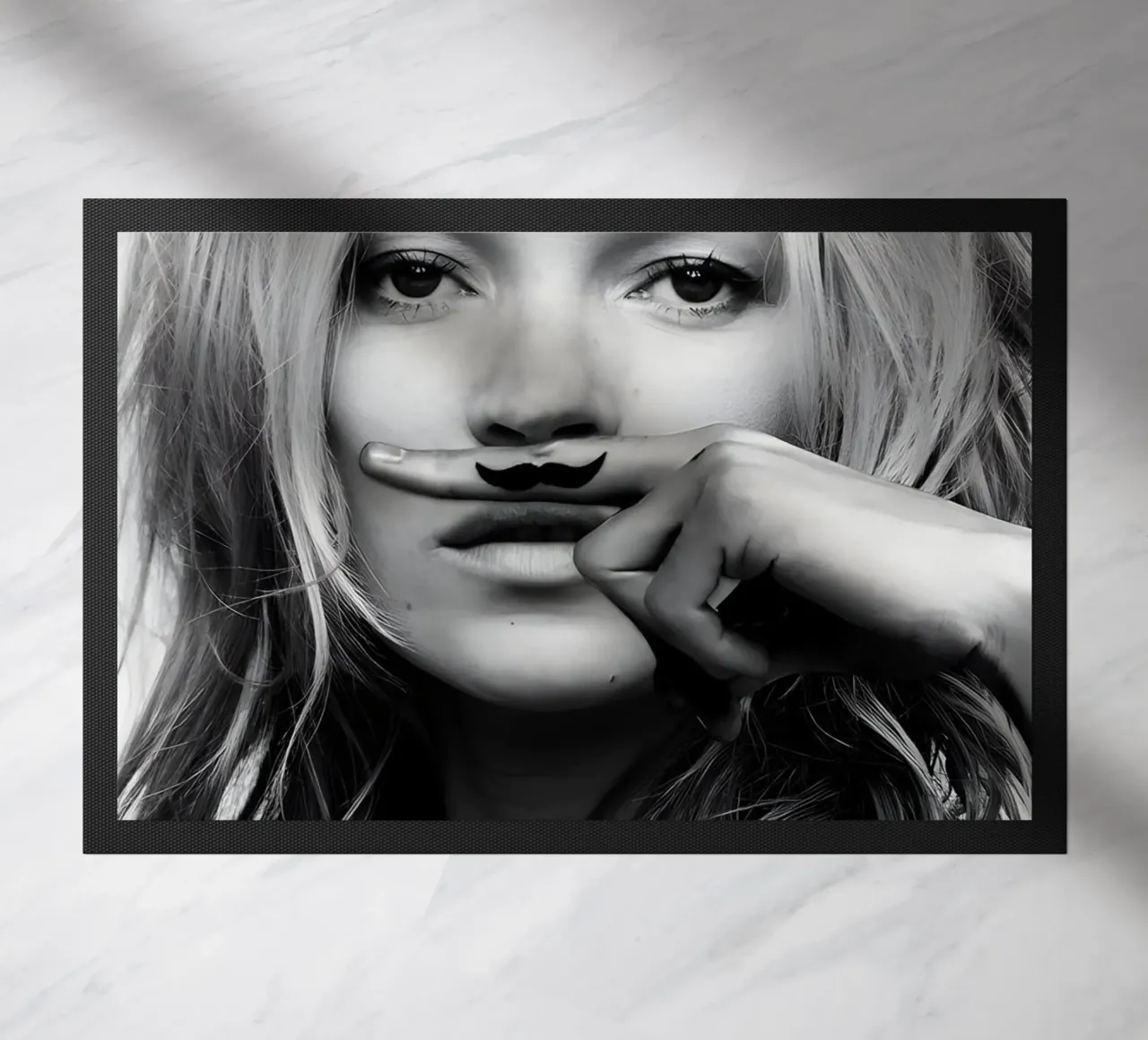 Kate Moss con i baffi zerbino da vintage