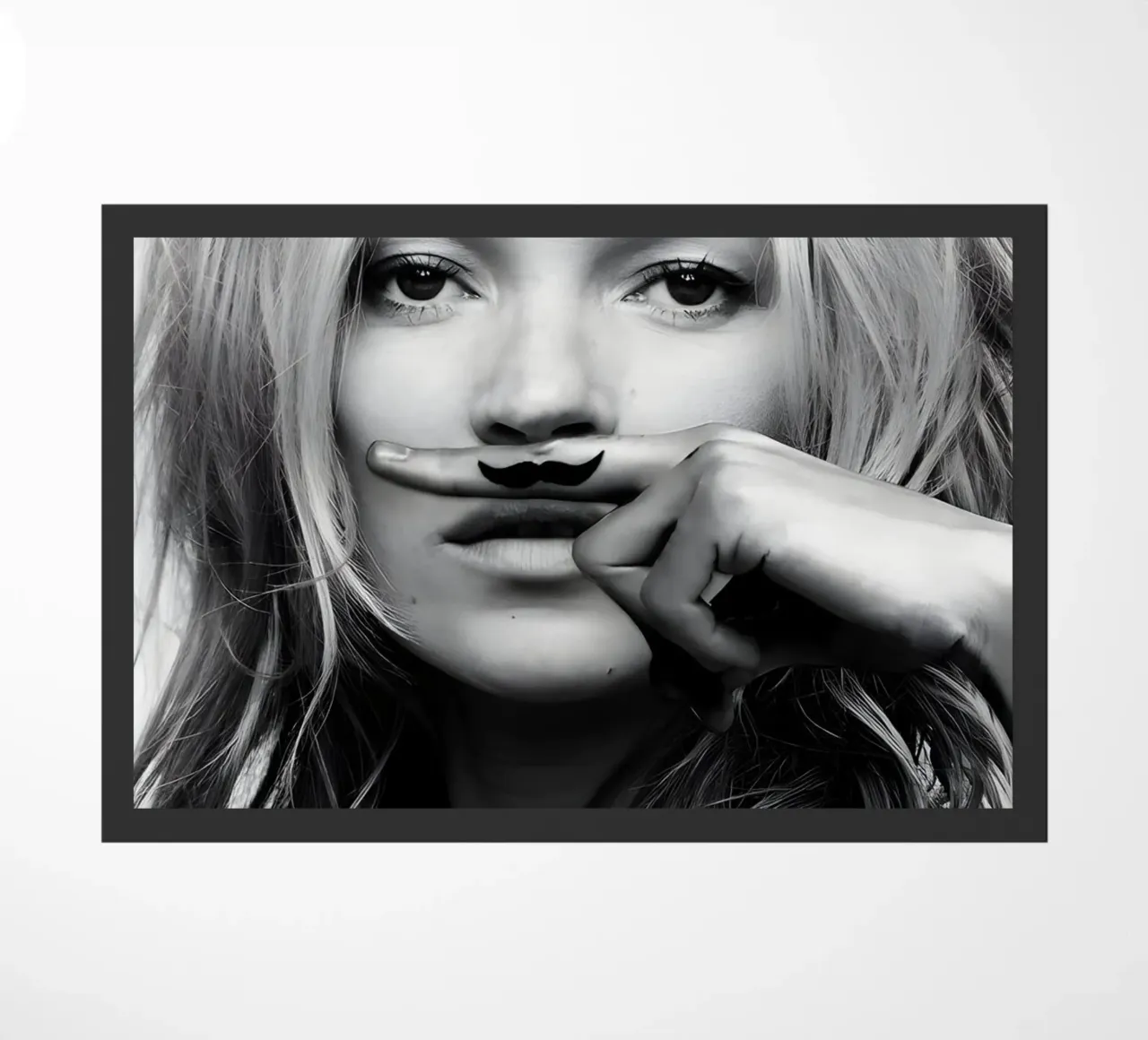Kate Moss con i baffi zerbino da vintage