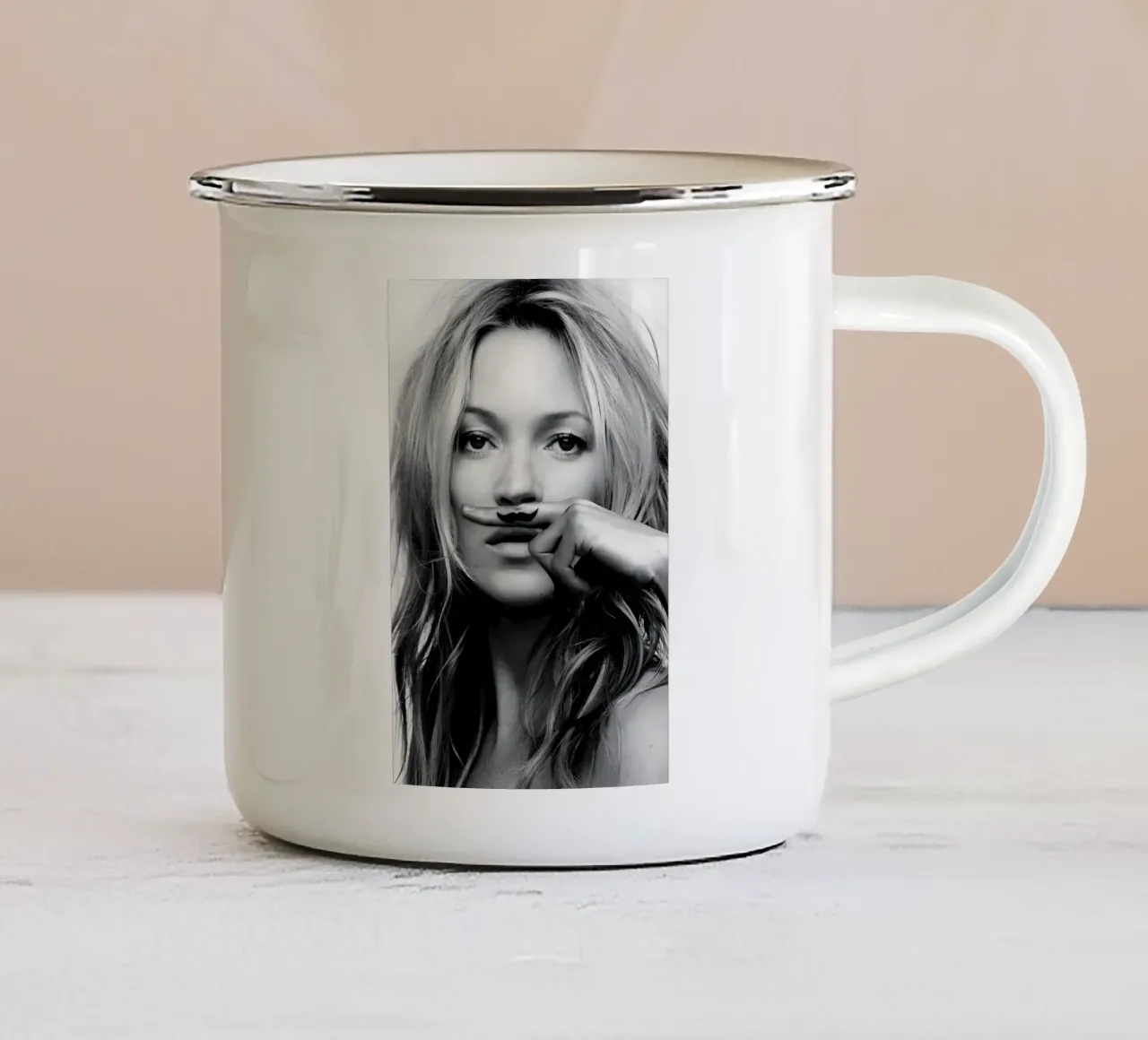 Kate Moss con i baffi tazza in smalto da vintage