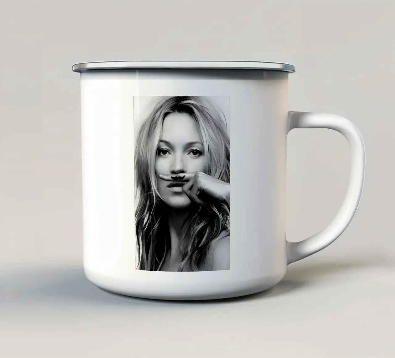 Kate Moss con i baffi tazza in smalto da vintage