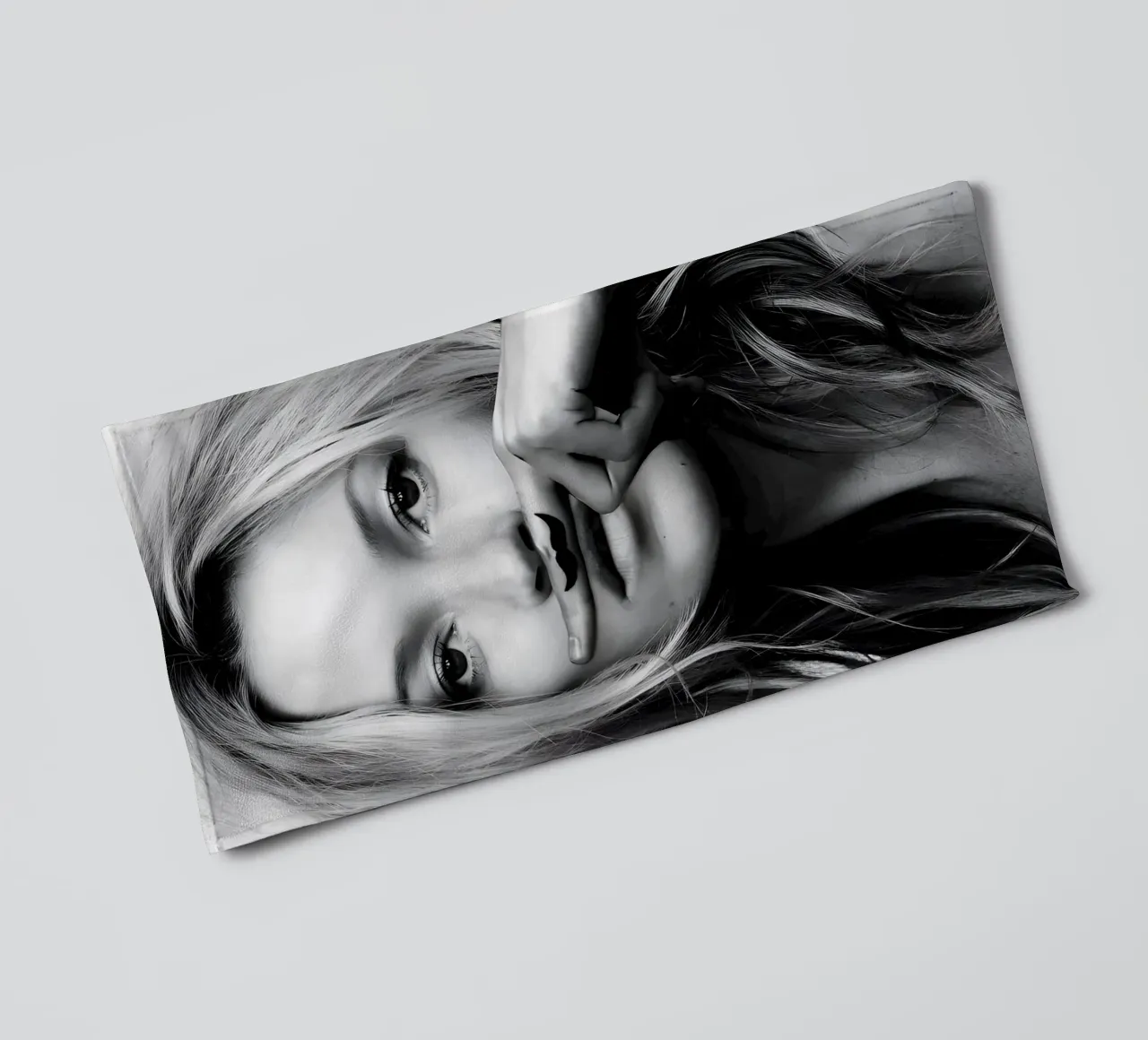 Kate Moss con i baffi asciugamano da bagno da vintage