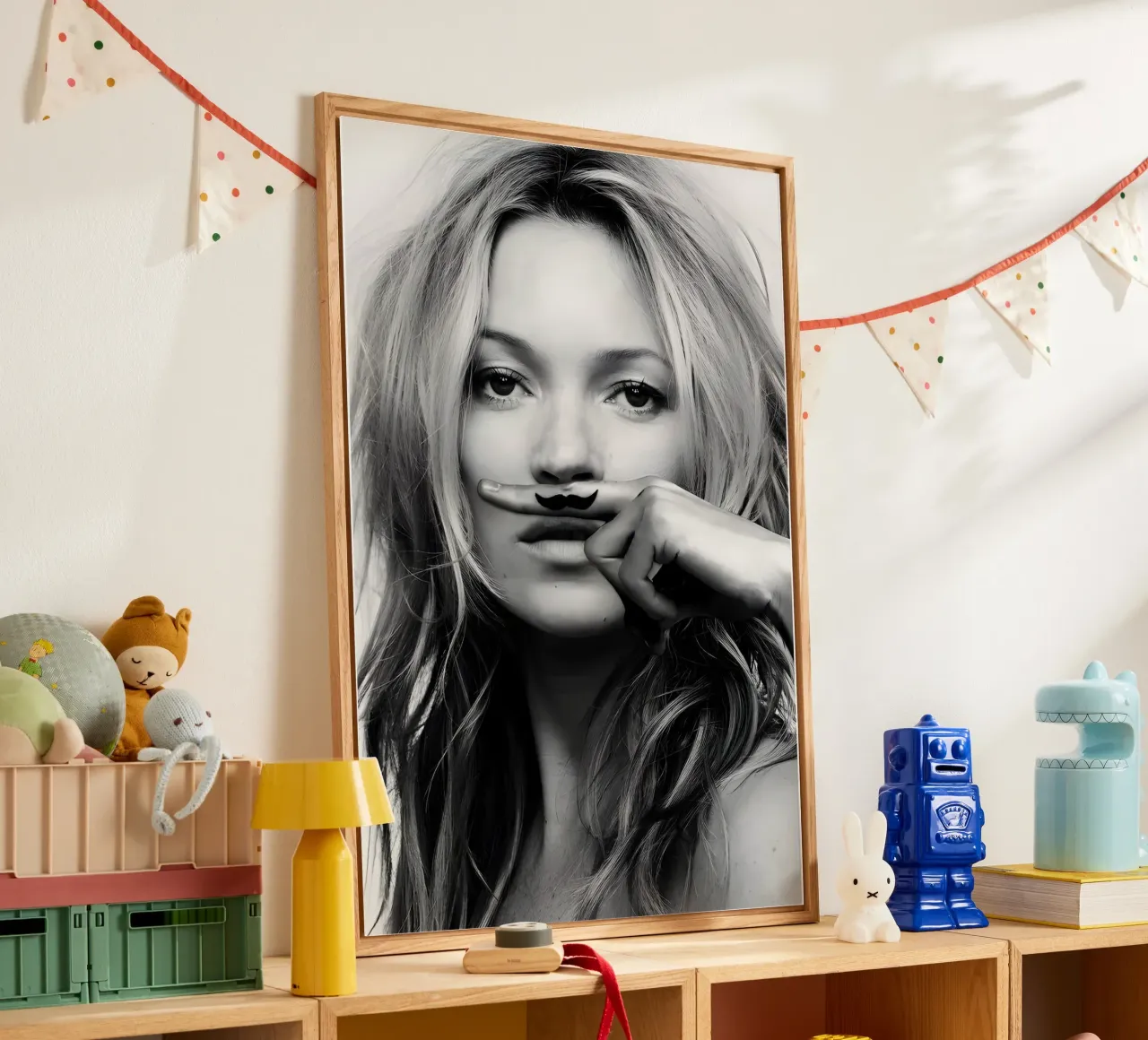 Kate Moss con i baffi plexiglass da vintage