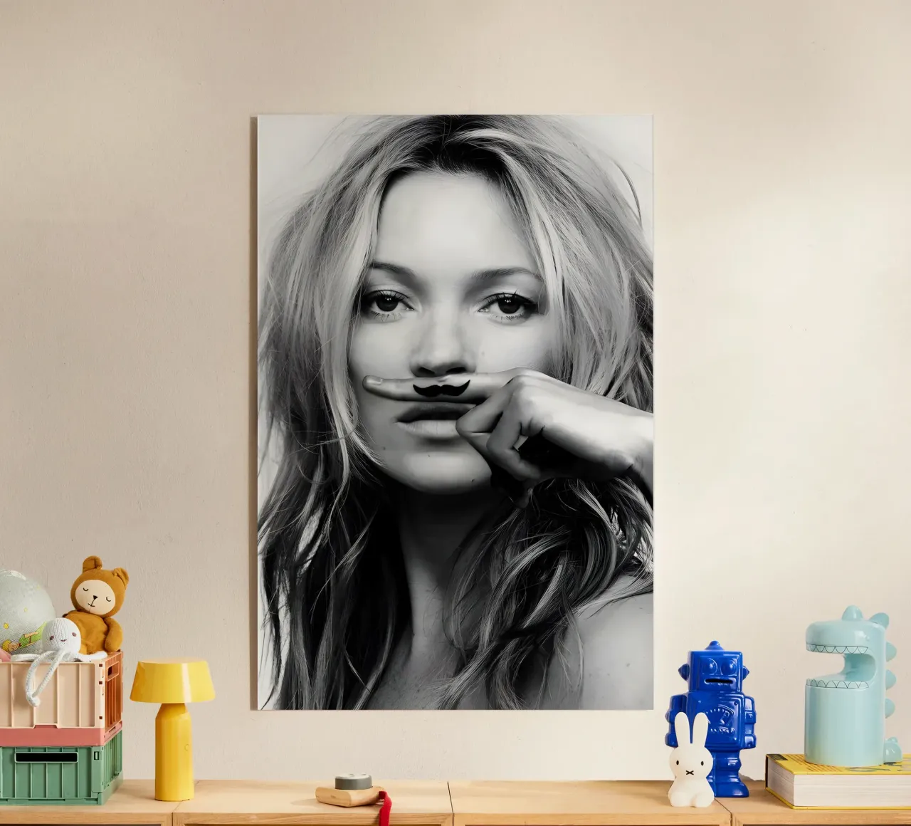 Kate Moss con i baffi plexiglass da vintage