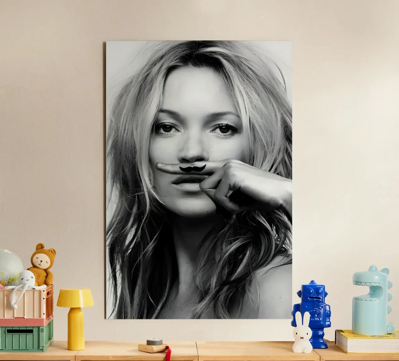Kate Moss con i baffi alluminio dibond da vintage