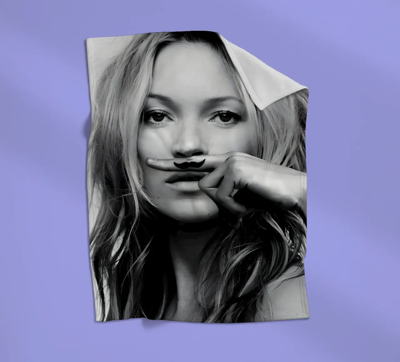 Kate Moss con i baffi coperta in pile da vintage