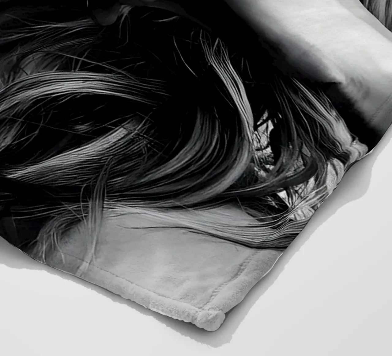 Kate Moss con i baffi coperta in pile da vintage
