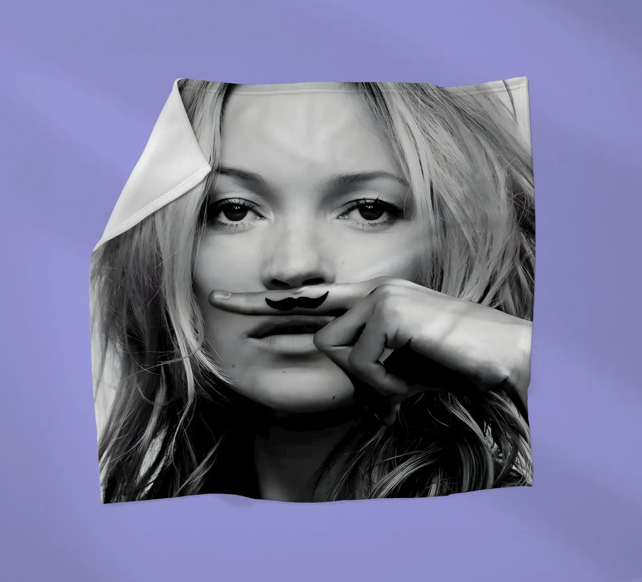 Kate Moss con i baffi coperta in pile da vintage