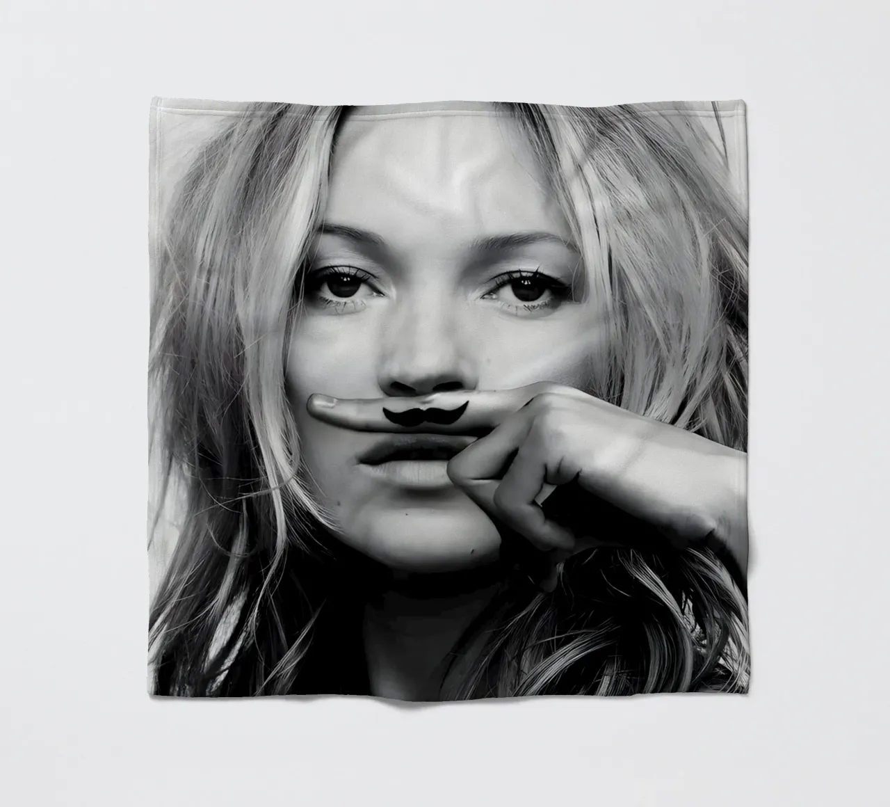 Kate Moss con i baffi coperta in pile da vintage