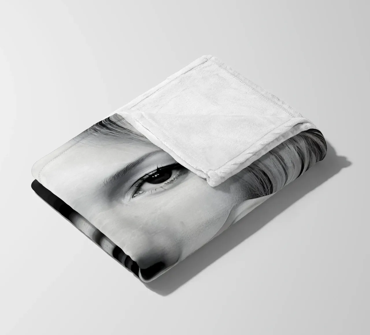 Kate Moss con i baffi coperta in pile da vintage
