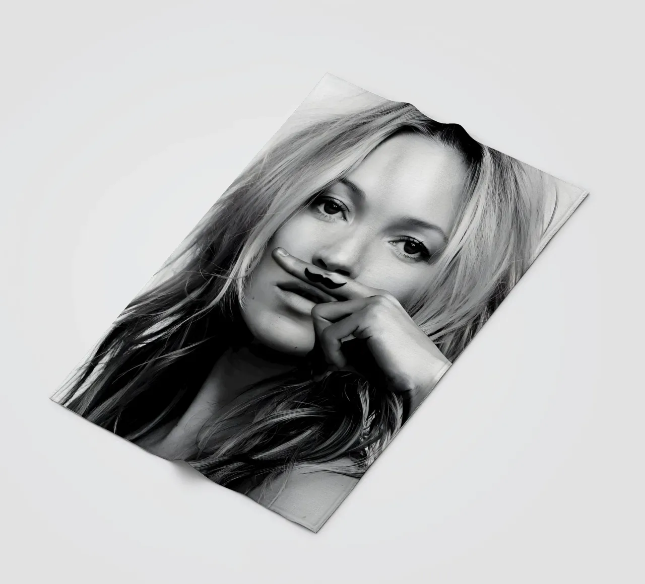Kate Moss con i baffi coperta in pile da vintage