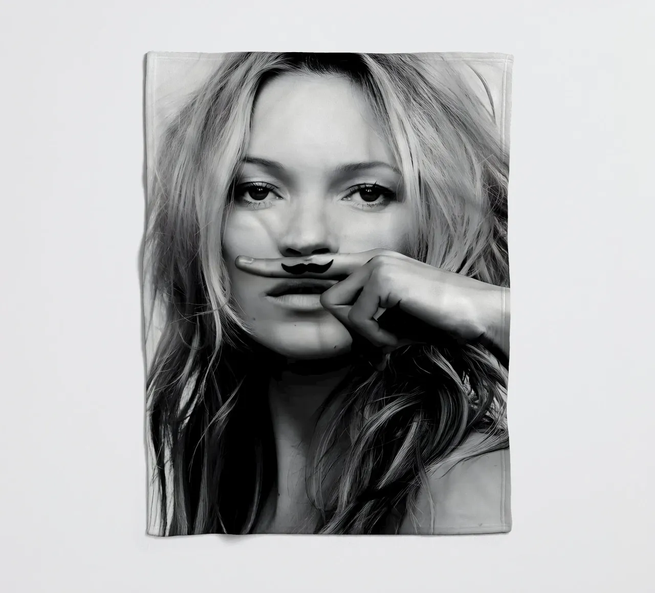 Kate Moss con i baffi coperta in pile da vintage
