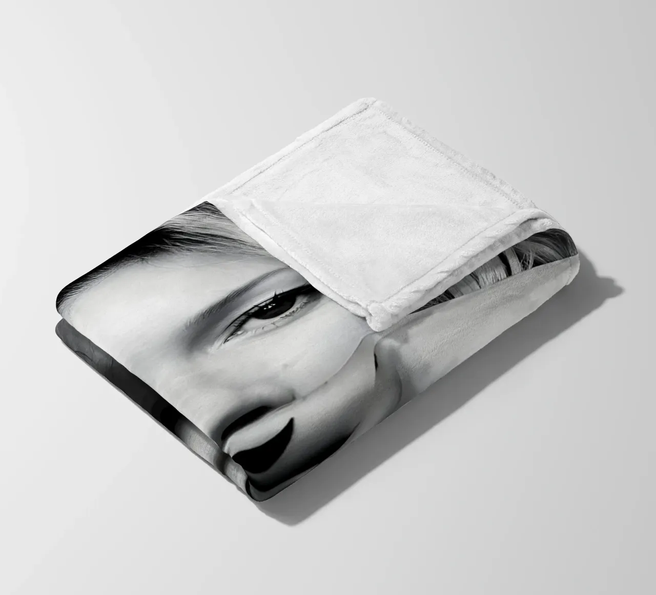 Kate Moss con i baffi coperta in pile da vintage