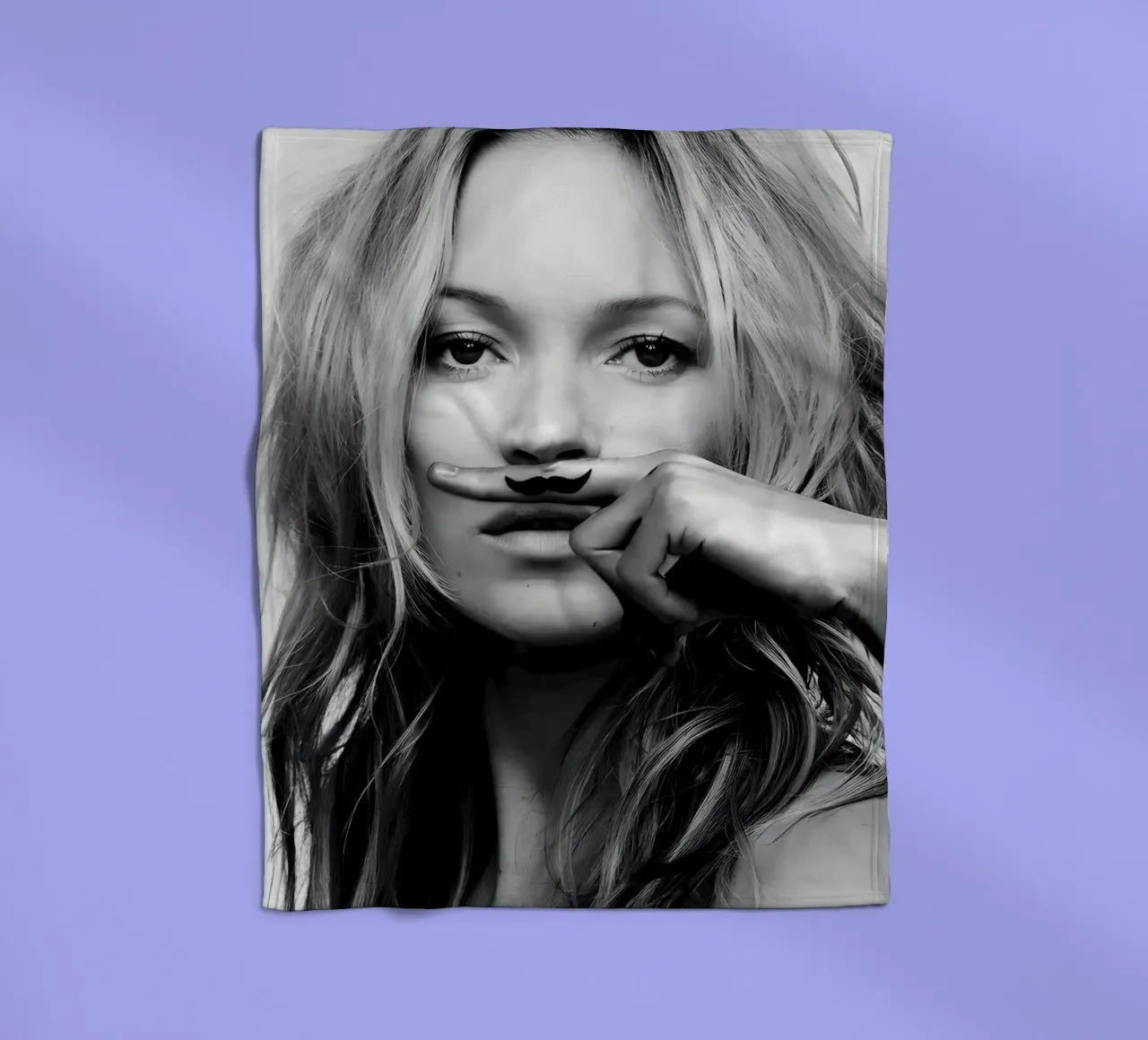 Kate Moss con i baffi coperta in pile da vintage