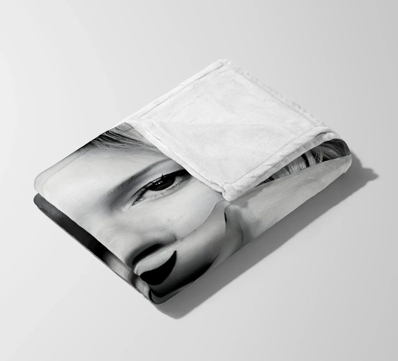 Kate Moss con i baffi coperta in pile da vintage
