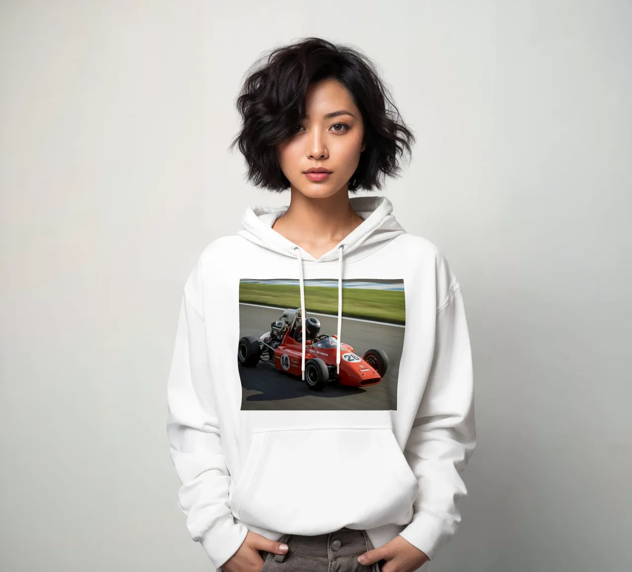 Auto da corsa di Formula rossa in pista felpa con cappuccio da DesignDoodle