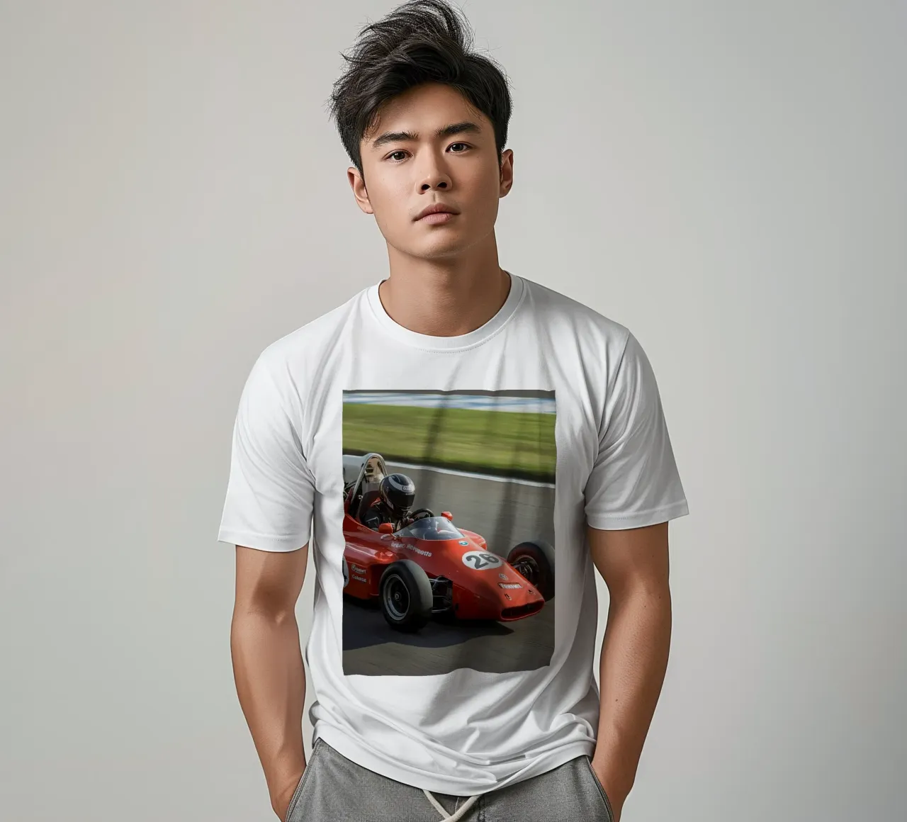 Auto da corsa di Formula rossa in pista t-shirt da DesignDoodle