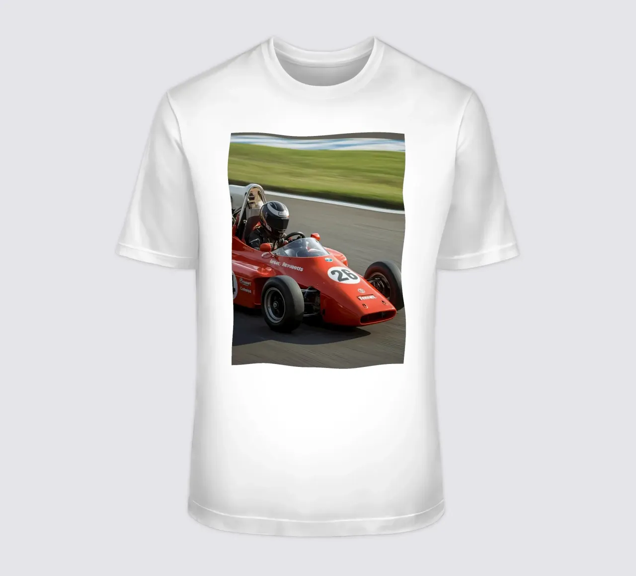 Auto da corsa di Formula rossa in pista t-shirt da DesignDoodle