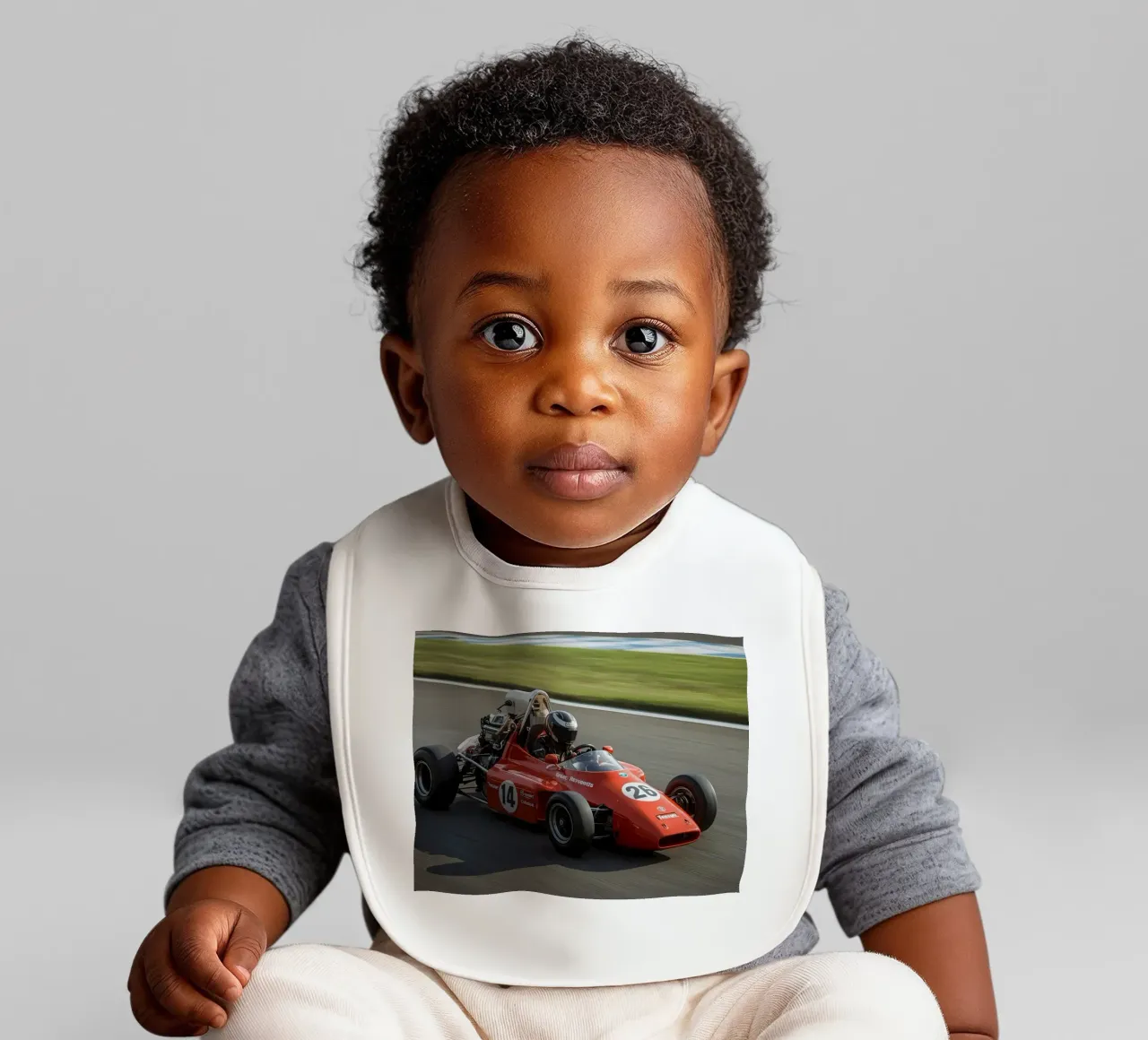 Auto da corsa di Formula rossa in pista bavaglino da DesignDoodle