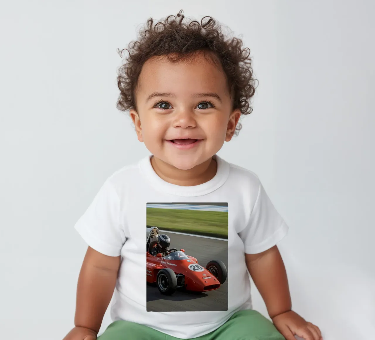 Auto da corsa di Formula rossa in pista maglietta neonato da DesignDoodle