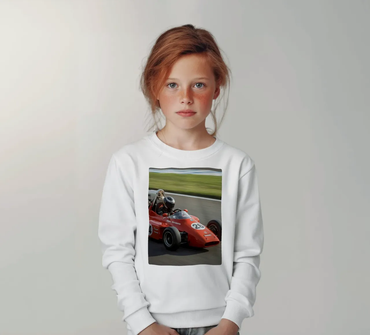 Auto da corsa di Formula rossa in pista felpa bambino da DesignDoodle