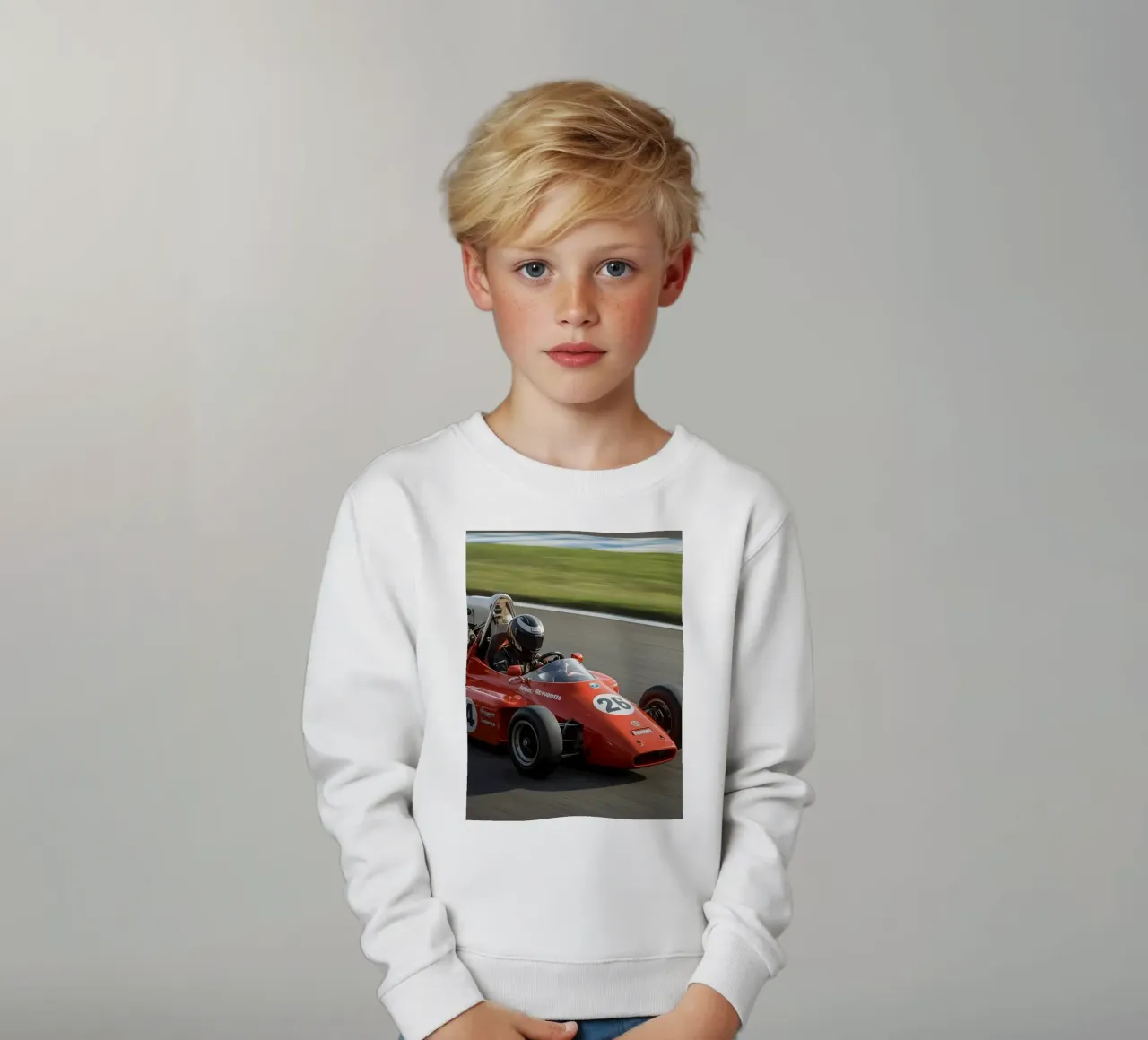 Auto da corsa di Formula rossa in pista felpa bambino da DesignDoodle