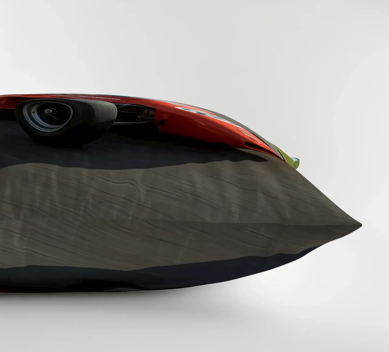 Auto da corsa di Formula rossa in pista cuscino da DesignDoodle