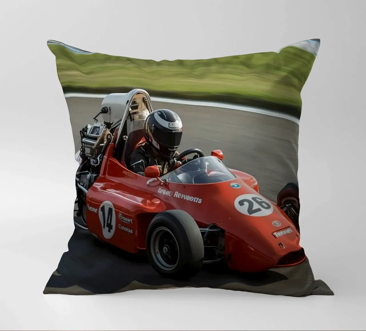 Auto da corsa di Formula rossa in pista cuscino da DesignDoodle