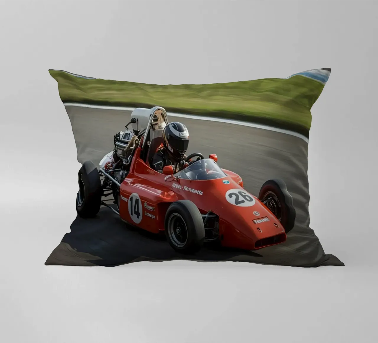 Auto da corsa di Formula rossa in pista cuscino da DesignDoodle
