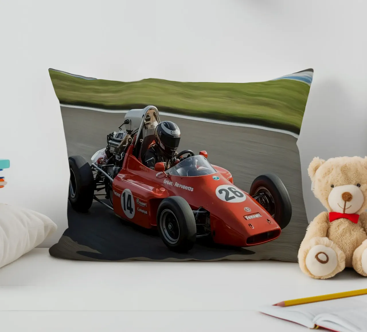 Auto da corsa di Formula rossa in pista cuscino da DesignDoodle