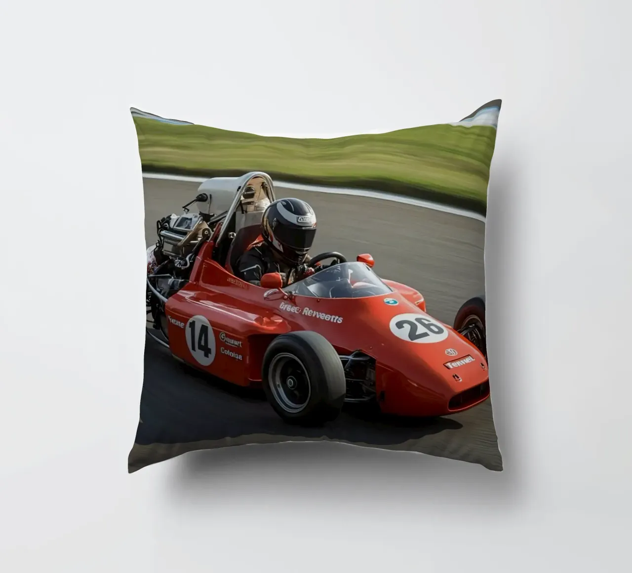 Auto da corsa di Formula rossa in pista cuscino da DesignDoodle