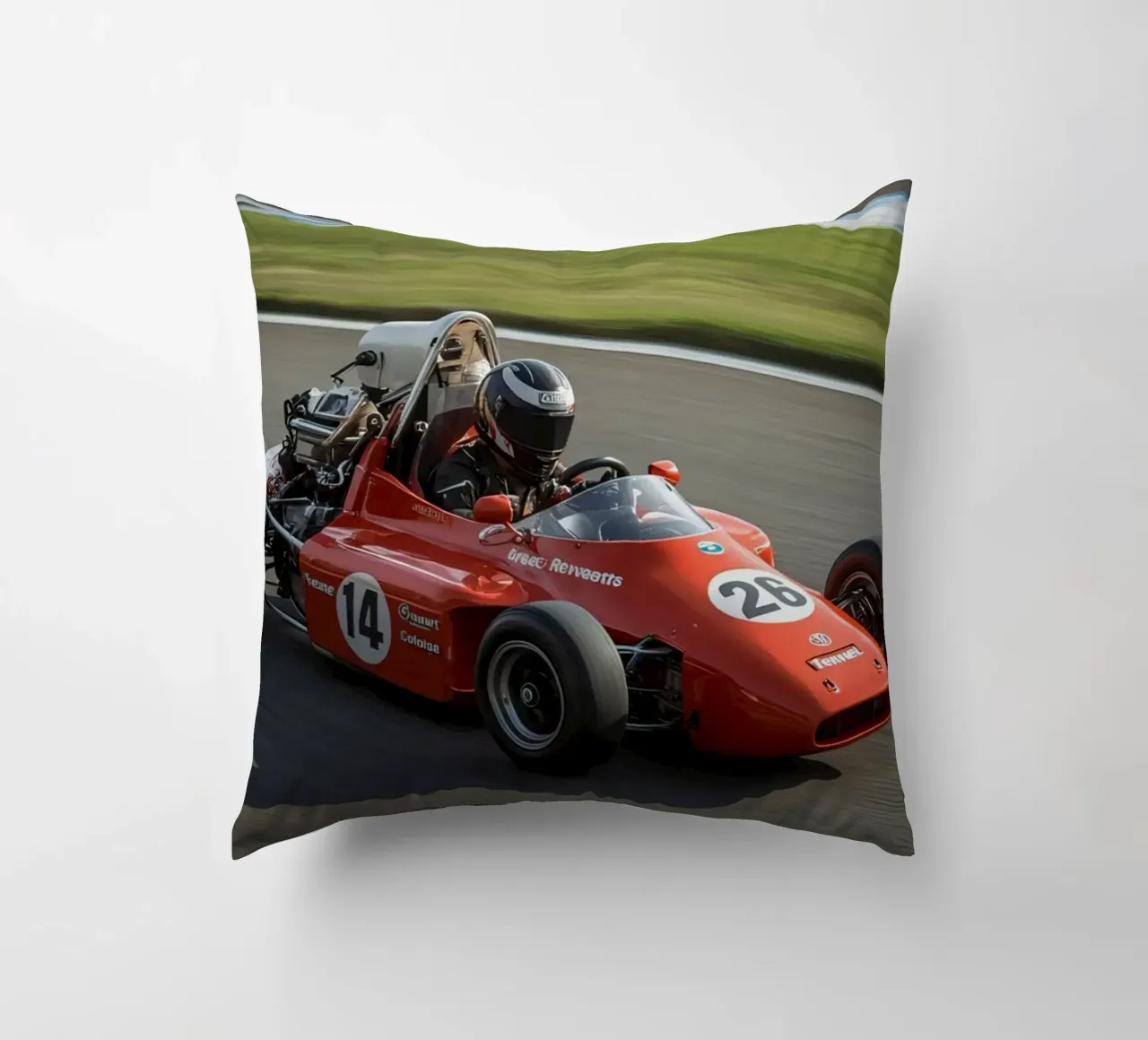 Auto da corsa di Formula rossa in pista cuscino da DesignDoodle