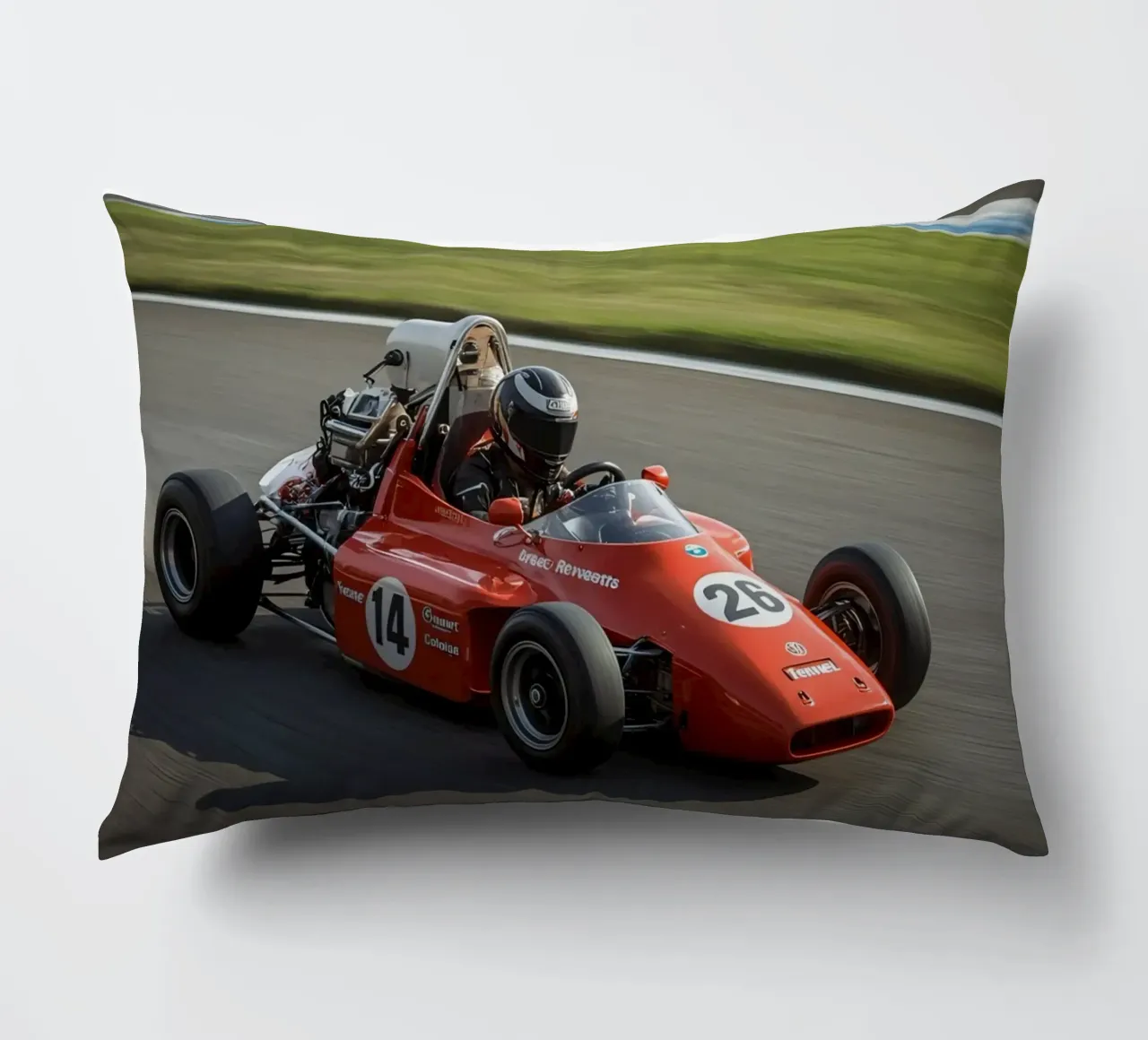 Auto da corsa di Formula rossa in pista cuscino da DesignDoodle