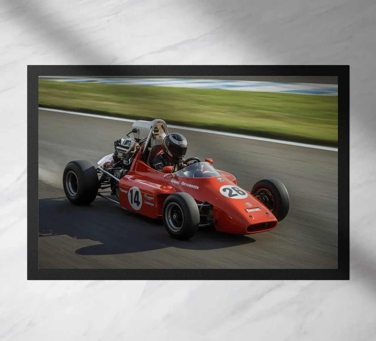 Auto da corsa di Formula rossa in pista zerbino da DesignDoodle
