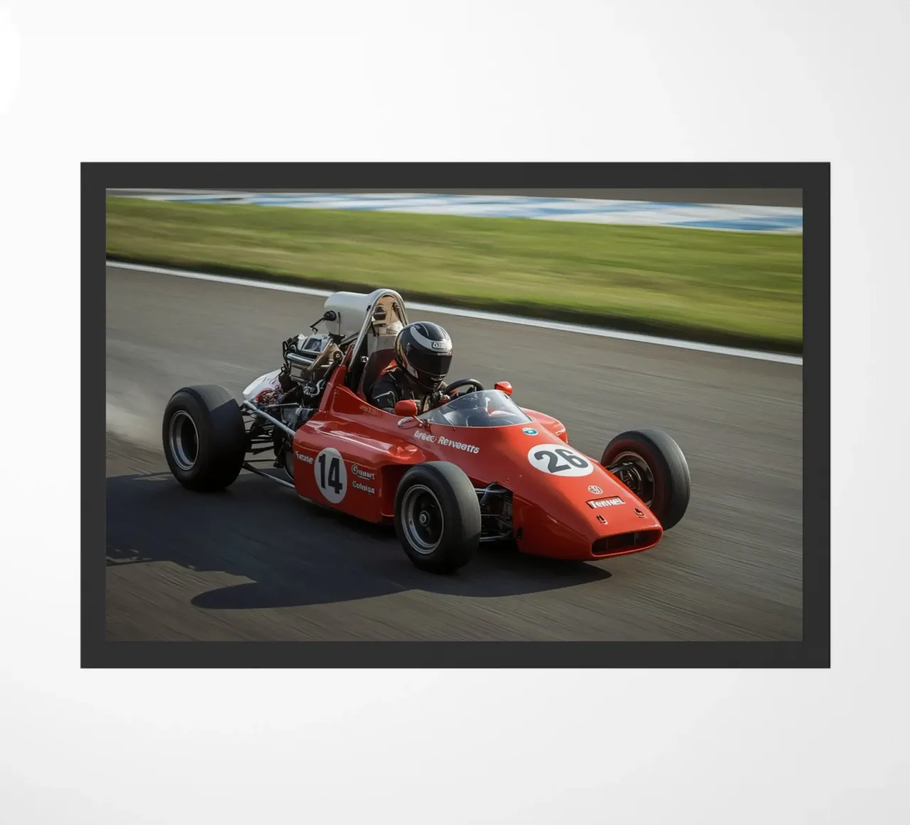 Auto da corsa di Formula rossa in pista zerbino da DesignDoodle