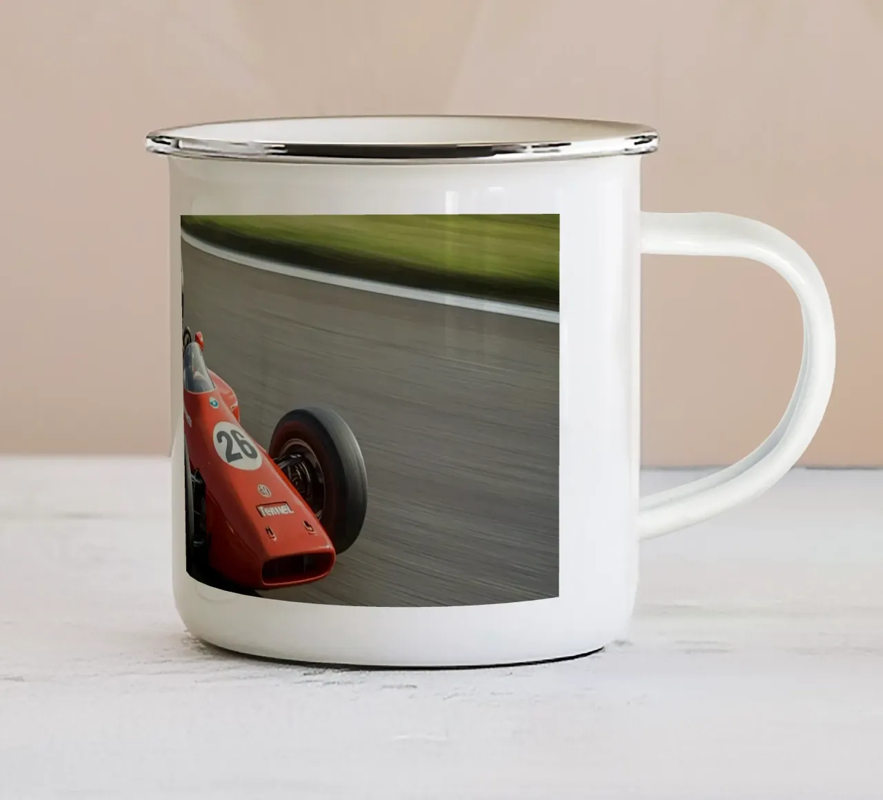 Auto da corsa di Formula rossa in pista tazza in smalto da DesignDoodle