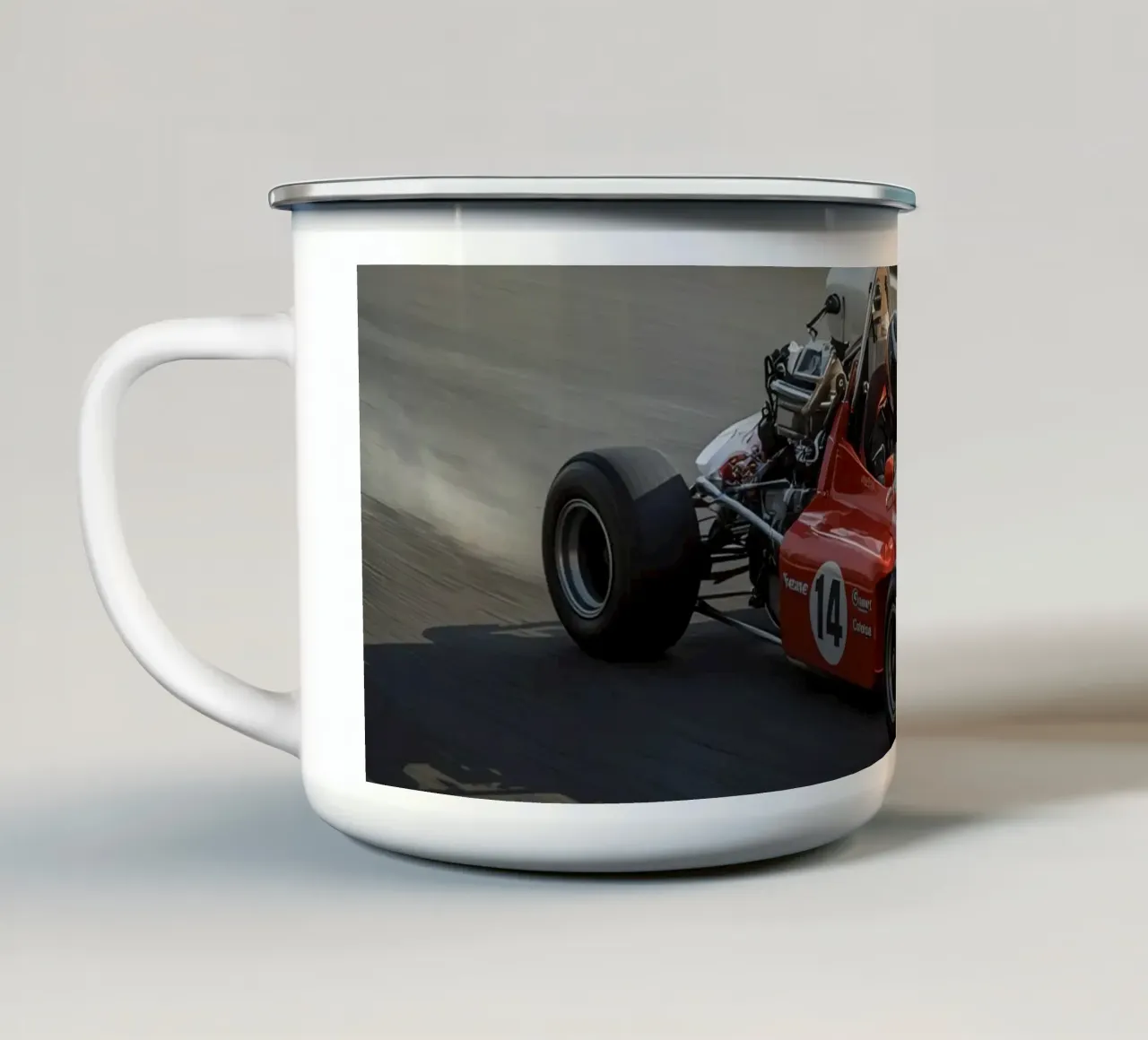 Auto da corsa di Formula rossa in pista tazza in smalto da DesignDoodle