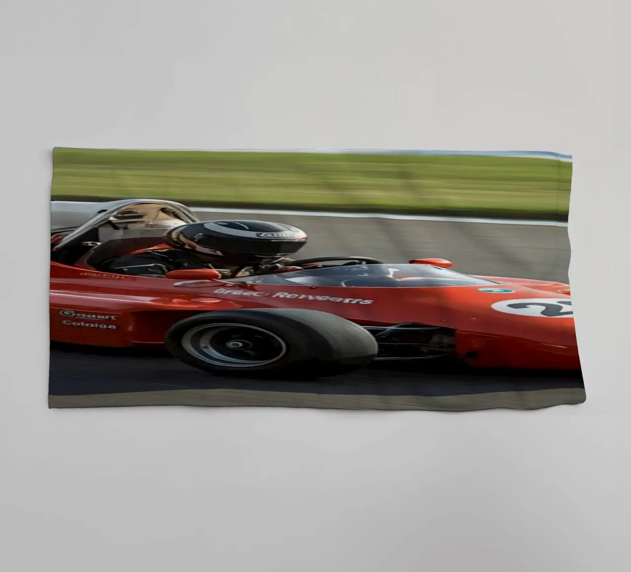 Auto da corsa di Formula rossa in pista asciugamano da bagno da DesignDoodle