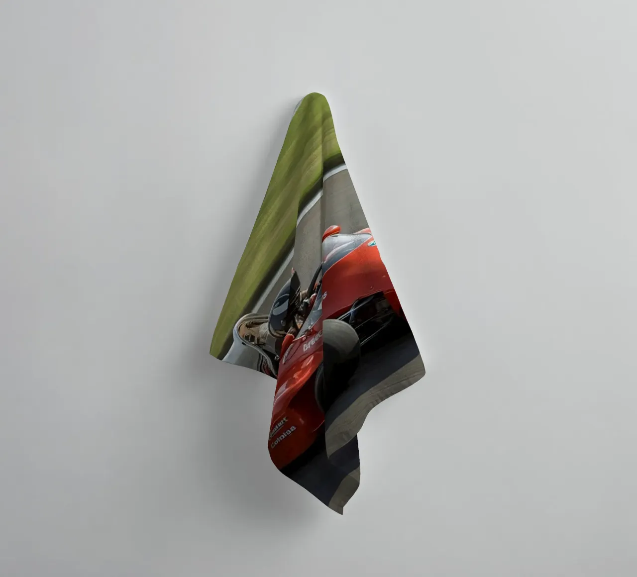 Auto da corsa di Formula rossa in pista asciugamano da bagno da DesignDoodle