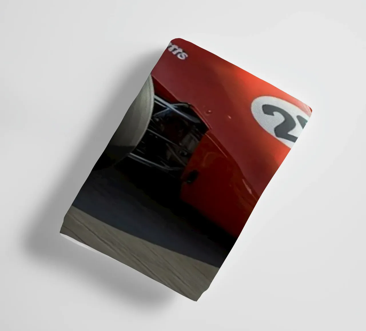 Auto da corsa di Formula rossa in pista asciugamano da bagno da DesignDoodle