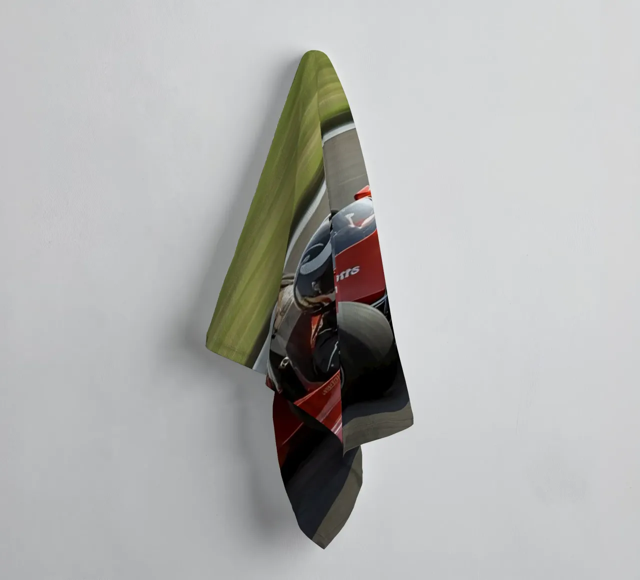 Auto da corsa di Formula rossa in pista asciugamano da bagno da DesignDoodle