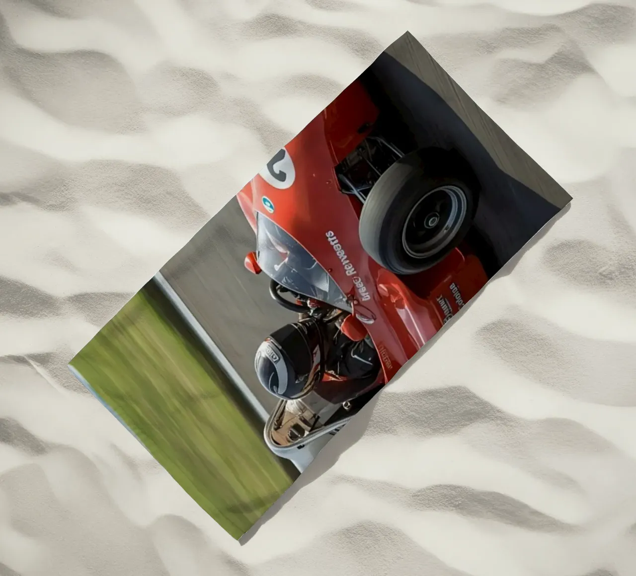 Auto da corsa di Formula rossa in pista telo mare da DesignDoodle