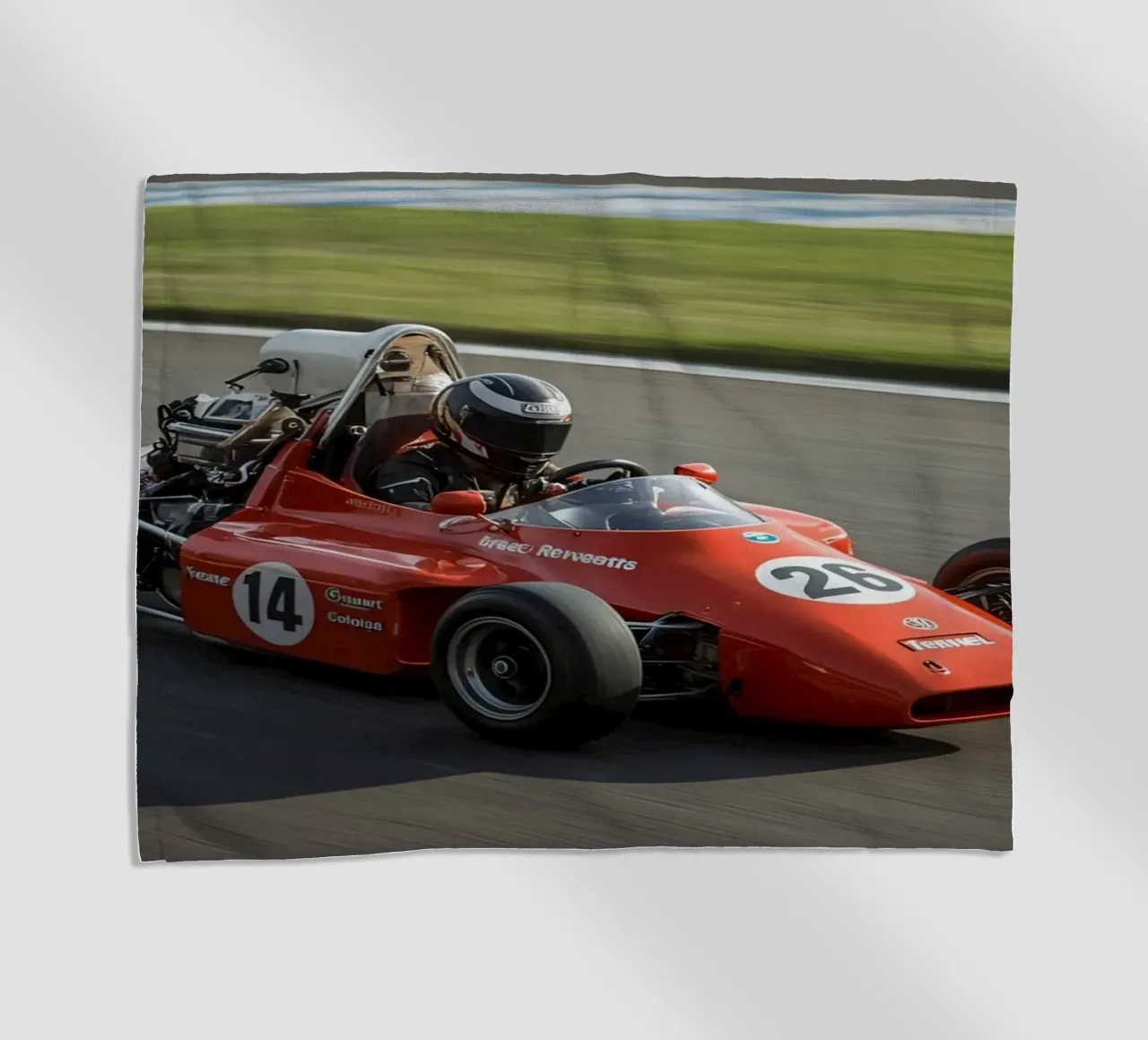 Auto da corsa di Formula rossa in pista telo mare da DesignDoodle