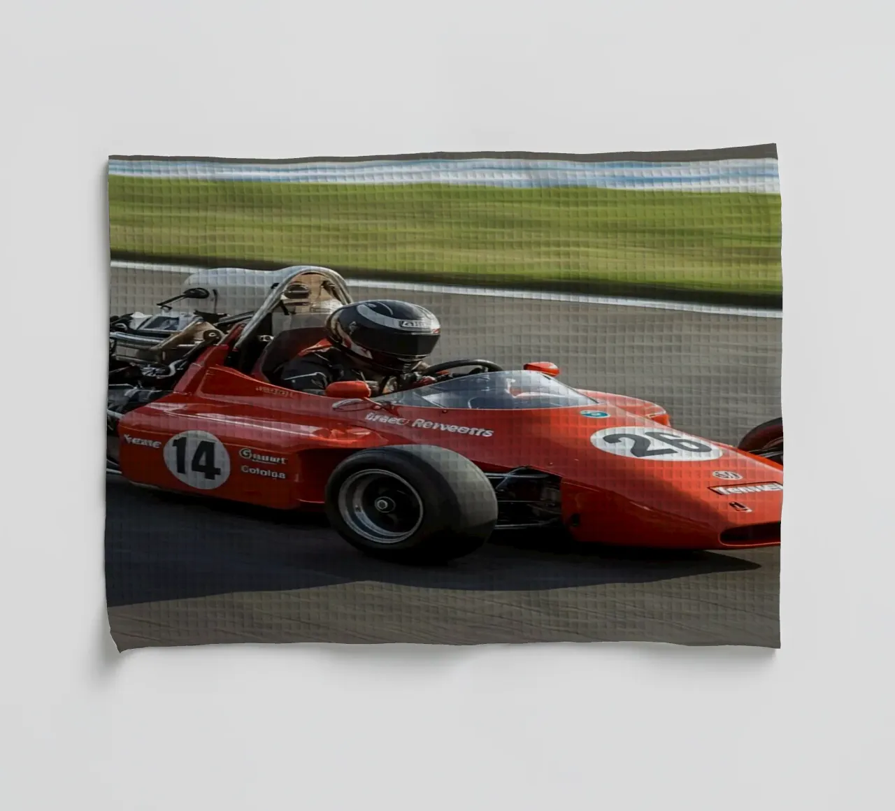 Auto da corsa di Formula rossa in pista canovaccio da cucina da DesignDoodle