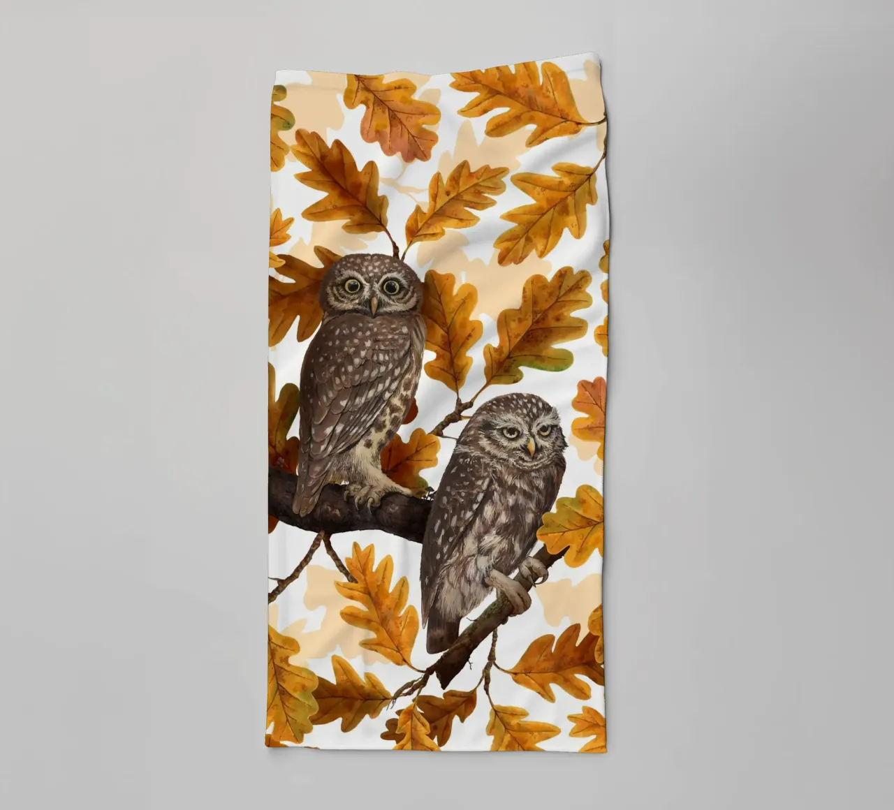 Gufi autunnali su cotone bianco asciugamano da bagno da Painted Nature