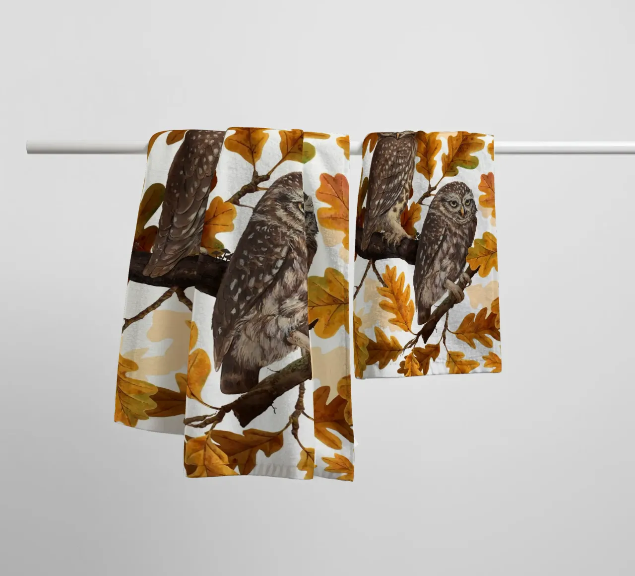 Gufi autunnali su cotone bianco asciugamano da bagno da Painted Nature