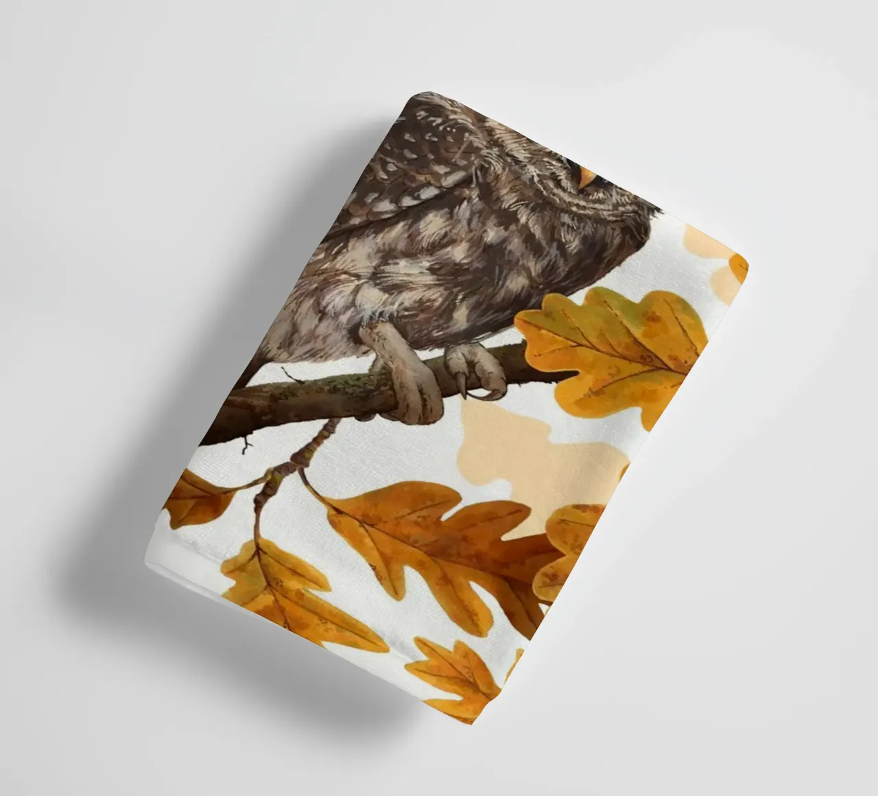 Gufi autunnali su cotone bianco asciugamano da bagno da Painted Nature