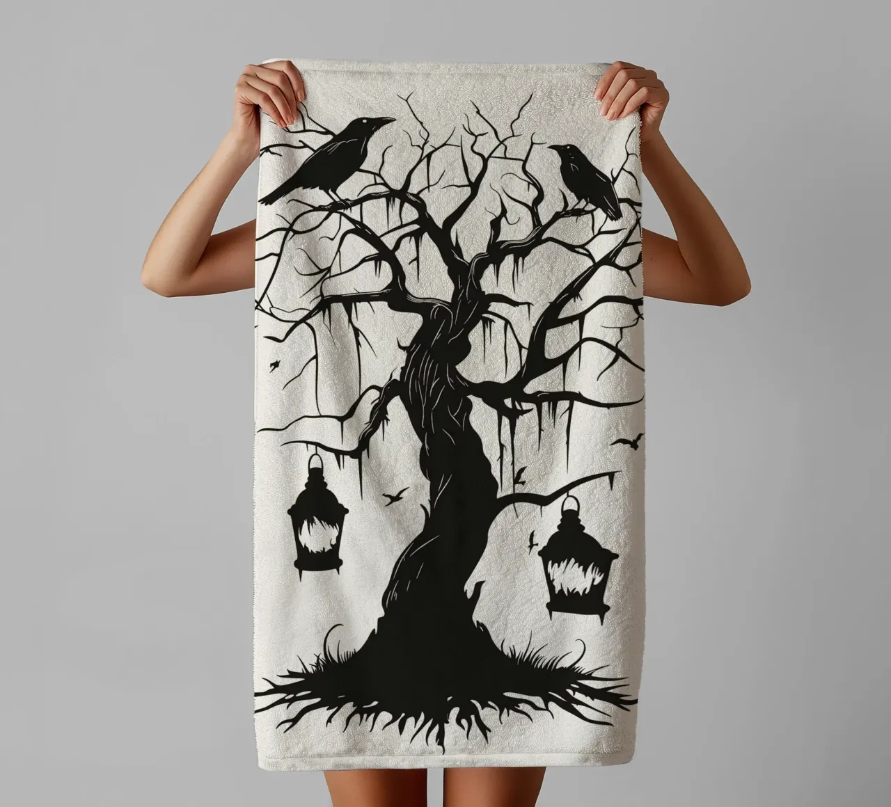 Albero mistico con corvi e lanterne asciugamano da bagno da pixelbull - medieval art and more